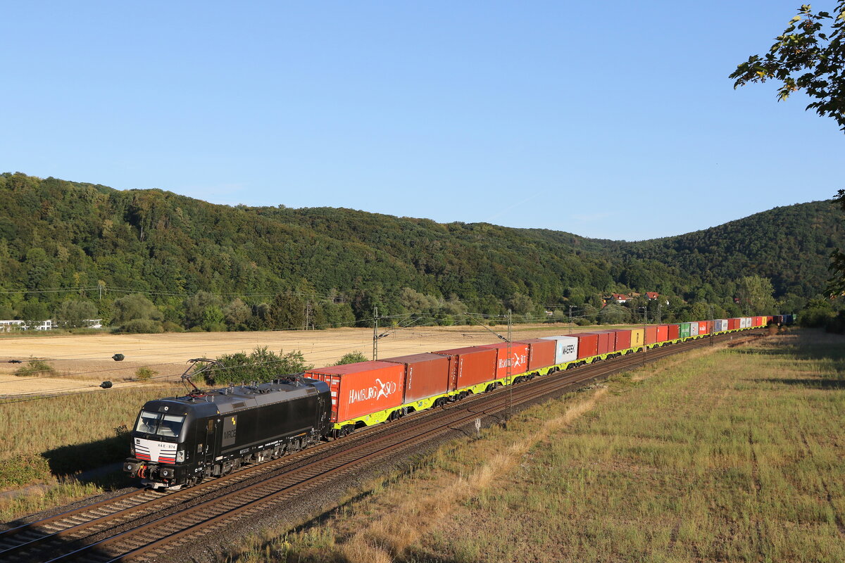 193 874 von  MRCE  mit einem Containerzug aus Gem�nden am 8. August 2022 bei Harrbach am Main.