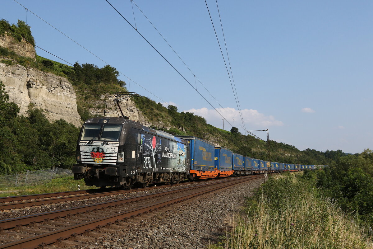 193 876  Tag der Mauer�ffnung  aus W�rzburg kommend am 23. Juli 2021 bei Himmelstadt.