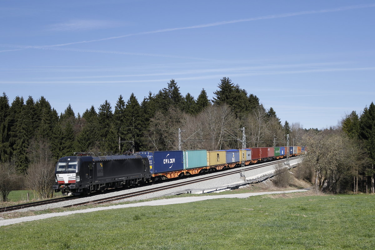 193 877 mit einem Containerzug aus Salzburg kommend. Aufgenommen am 26. M�rz 2017 bei Grabenst�tt.