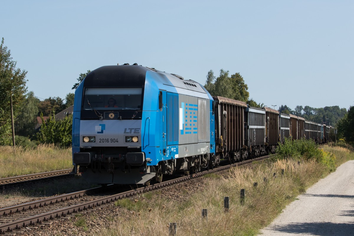 2016 904 mit einem G�terzug am 26. August 2015 in T�ssling.