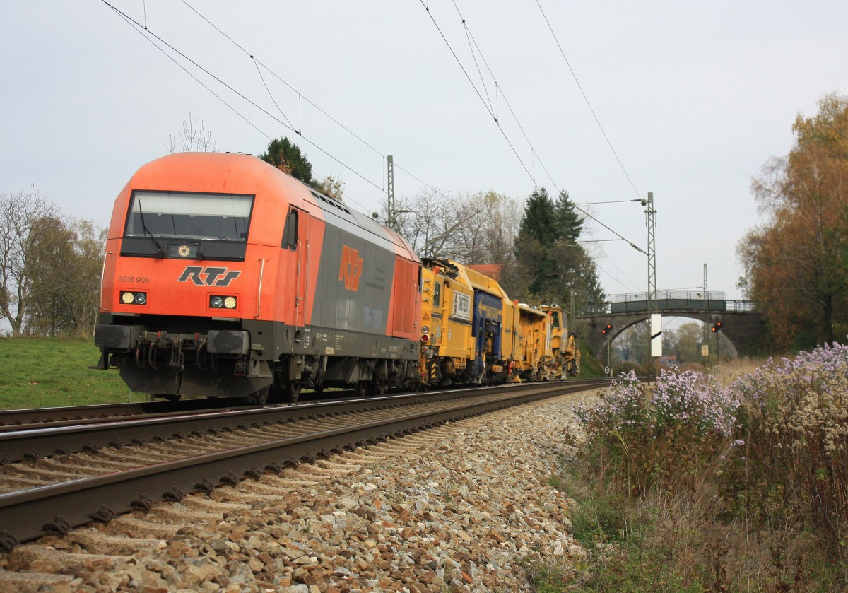 2016 905 von  RTS  war am 1. November 2013 kurz nach �bersee am Chiemsee mit einem Bauzug in Richtung Rosenheim unterwegs.
