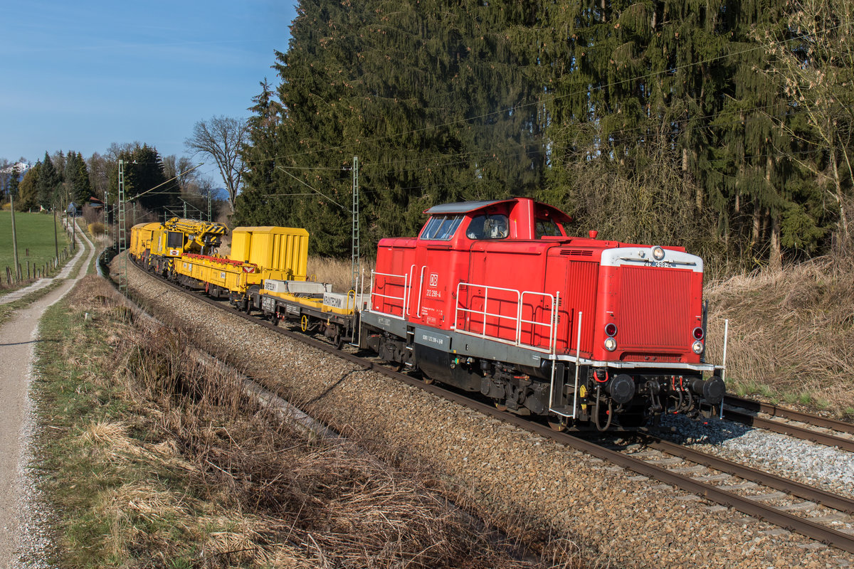 212 298-4 war am 28. M�rz 2016 mit einem Bauzug bei Sossau in Richtung Freilassing unterwegs.
