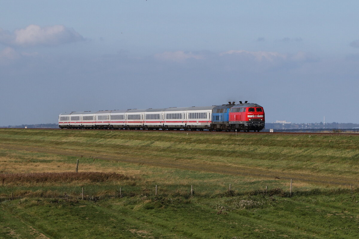 218 321 und 218 054 mit einem  IC  am 15. September 2023 bei Klanxb�ll.