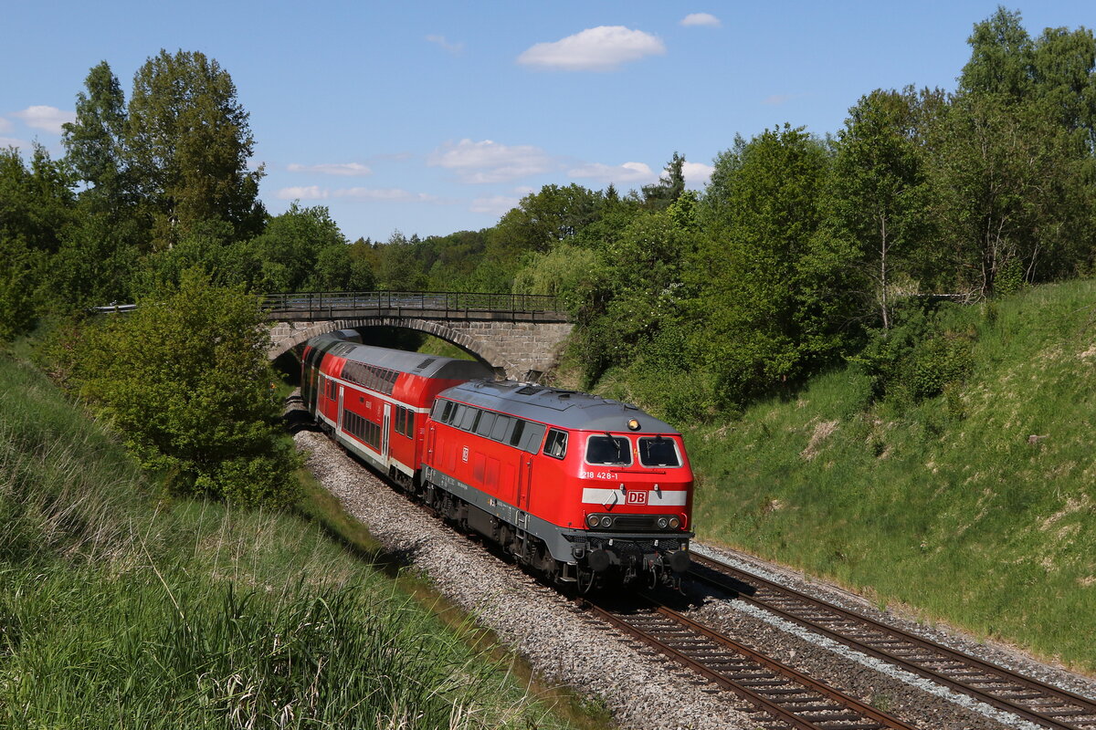 218 428 aus Hof kommend am 12. Mai 2025 bei Neustadt.