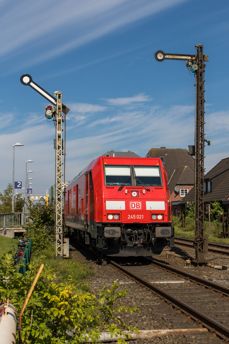 245 021 bei der Ausfahrt aus Klanxb�ll am 31. August 2016.