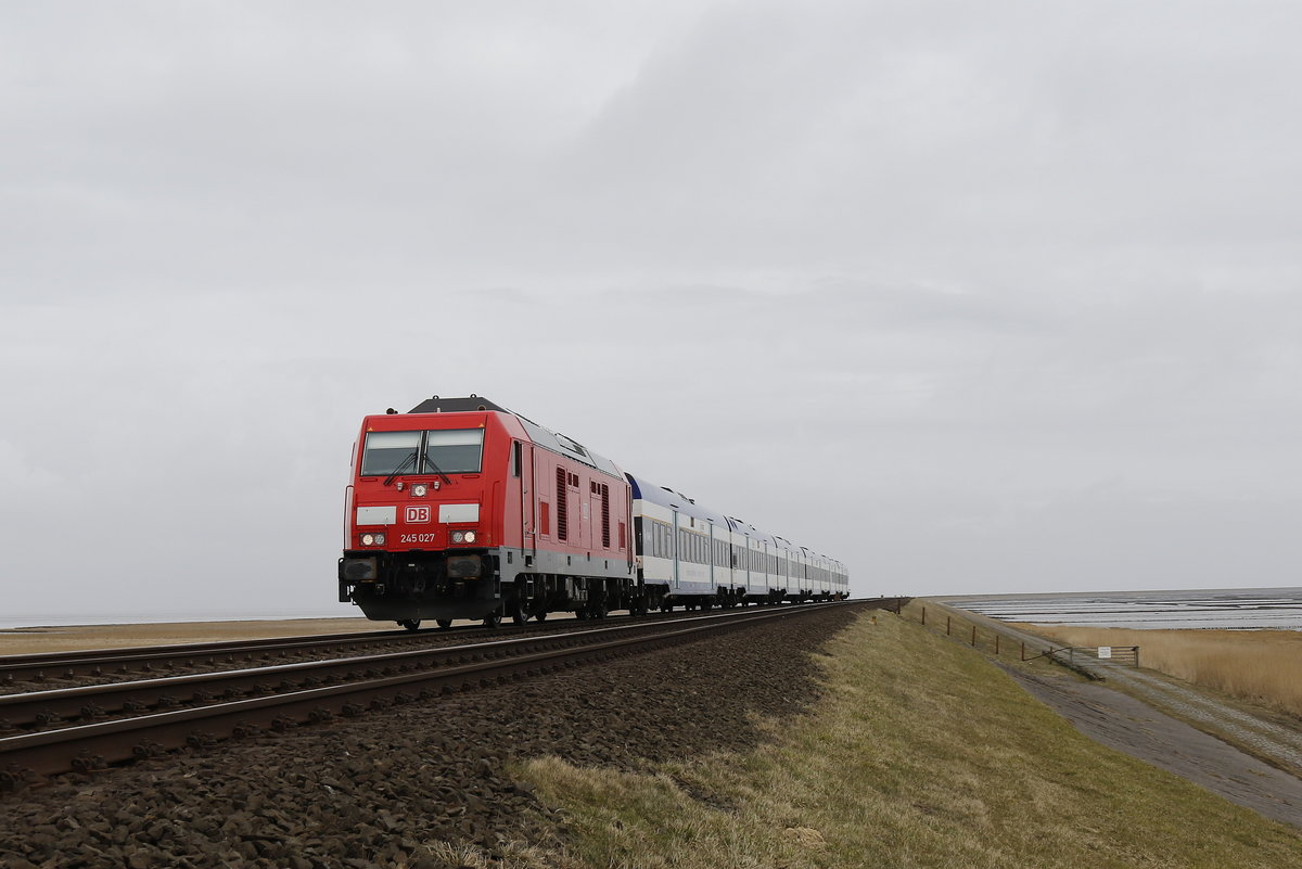 245 027 mit einem Regionalzug auf dem Weg nach Westerland/Sylt. Aufgenommen am 21. M�rz 2018 auf dem Hindenburgdamm kurz vor Morsum.