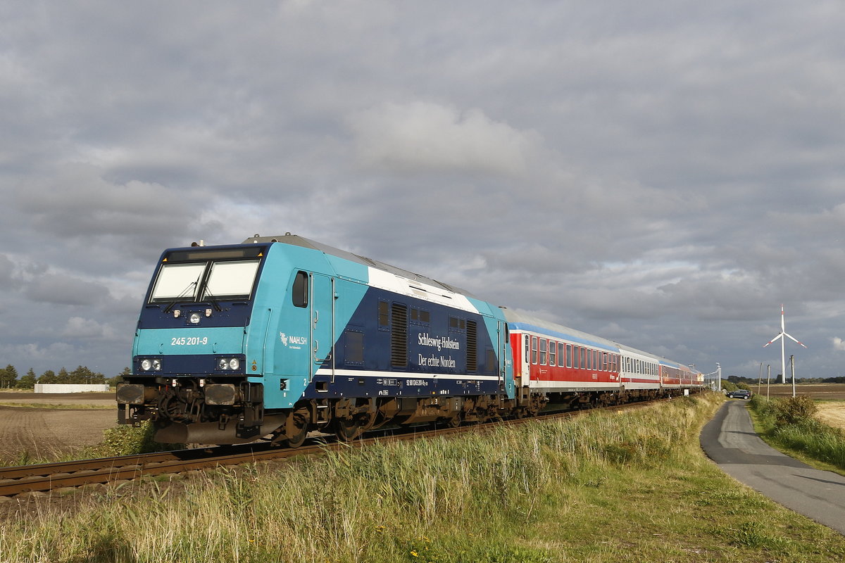 245 201-9 mit einem Regionalzug aus Nieb�ll kommend, am 12. August 2017 bei Lehnshallig.