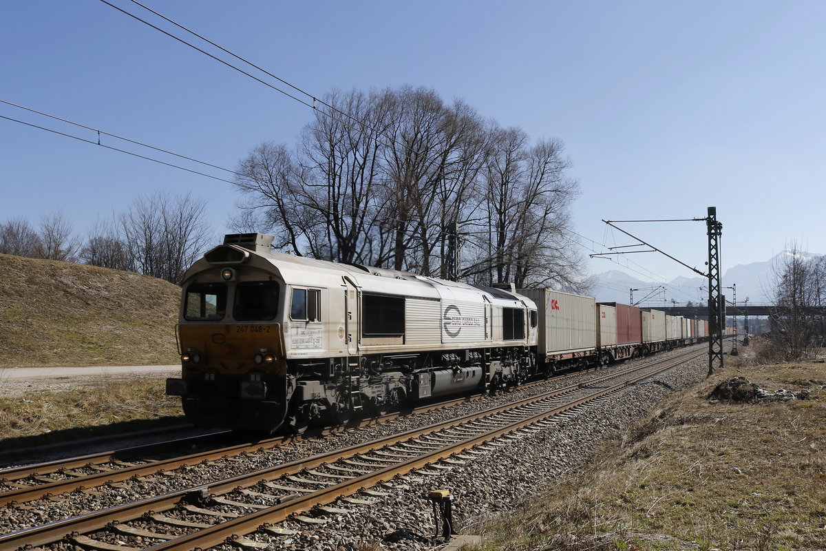 247 048-2 mit einem Containerzug aus Freilassing kommend am 12. M�rz 2017 bei Bernau am Chiemsee.