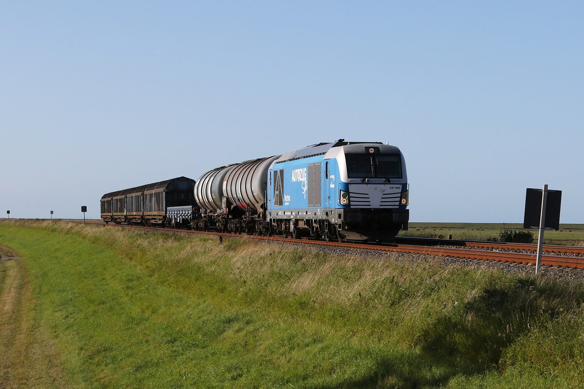 247 909  Anne  mit einem G�terzug aus Westerland/Sylt kommend am 13. September 2023 bei Klanxb�ll.