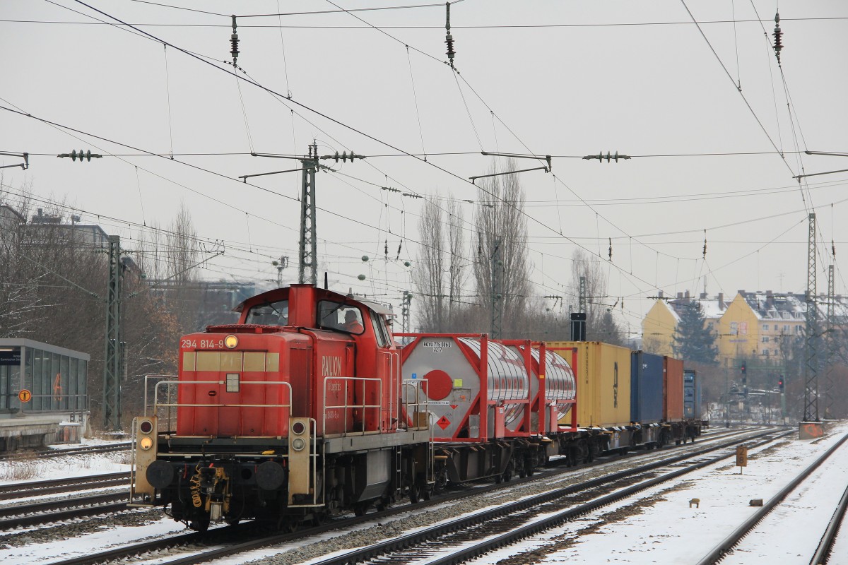 294 814-9 rollt am 27. M�rz 2013 mit einem Containerzug durch M�nchen-Heimeranplatz.