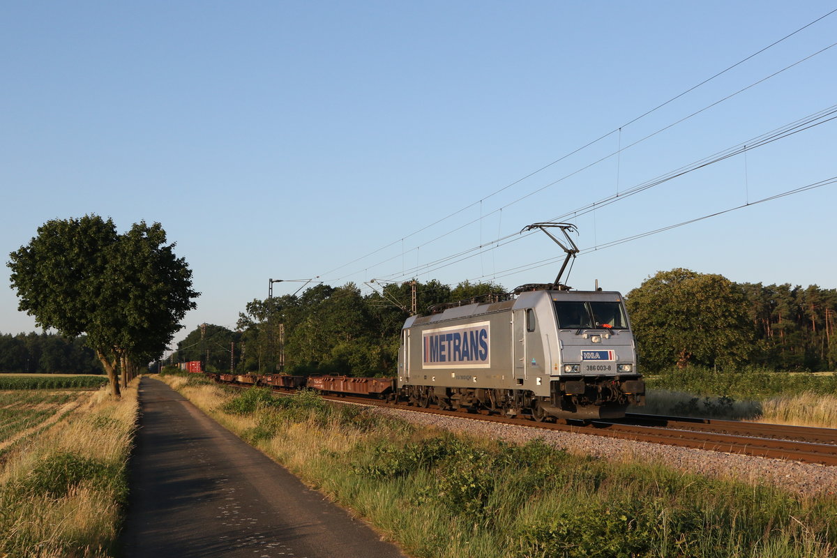 386 003 mit einem schwach beladenen Containerzug am 26. Juni 2020 bei D�rverden.