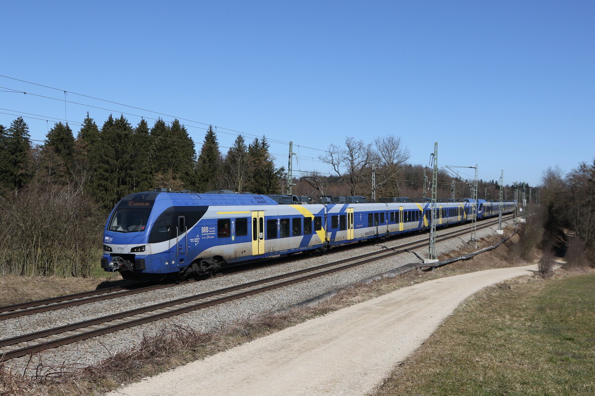 430 014 und 430 009 aus Salzburg kommend am 5. M�rz 2026 bei Sossau im Chiemgau.