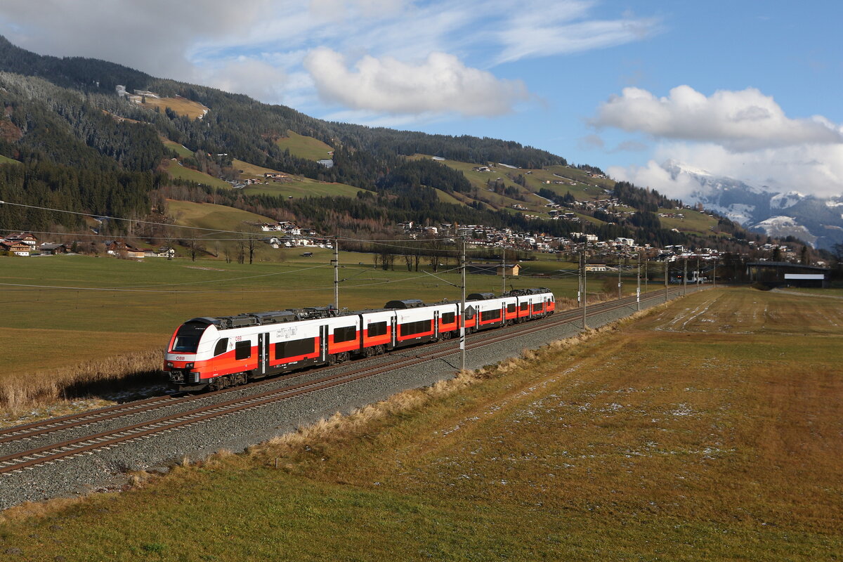4748 044 war am 18. November 2025 bei Kirchberg in Tirol auf dem Weg nach W�rgl.