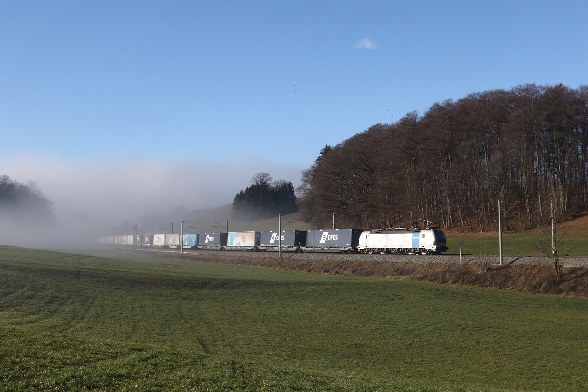 6193 193 von  Railpool  mit einem  EKOL-KLV  aus M�nchen kommend am 13. Dezember 2025 bei Axdorf.