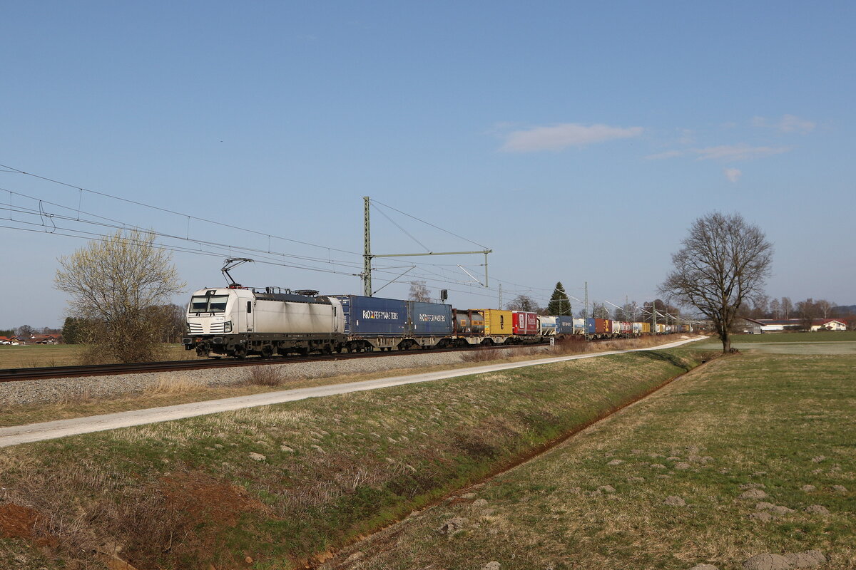 6193 434 war mit einem  KLV  am 10. M�rz 2026 bei �bersee am Chiemsee in Richtung M�nchen unterwegs.