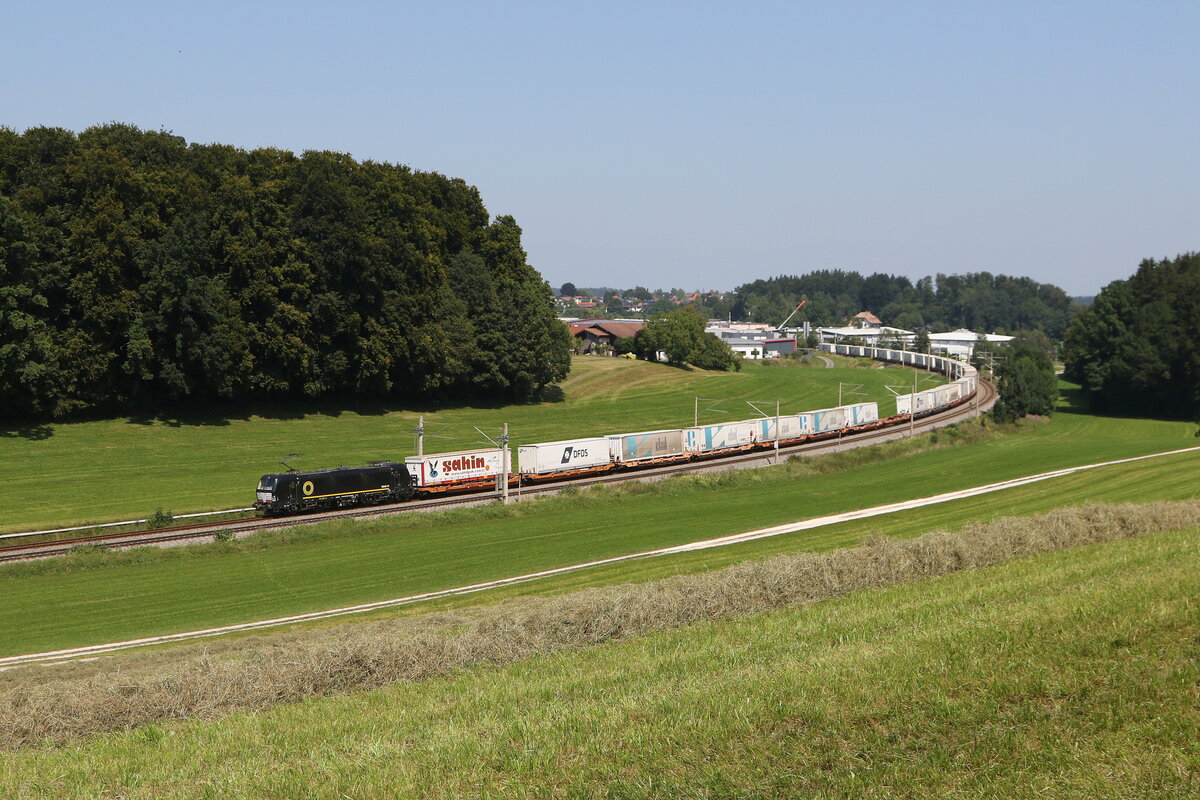 6193 610 von  Beacon  war am 12. Augusts 2025 mit einem  EKOL-KLV  bei Axdorf in Richtung M�nchen unterwegs.