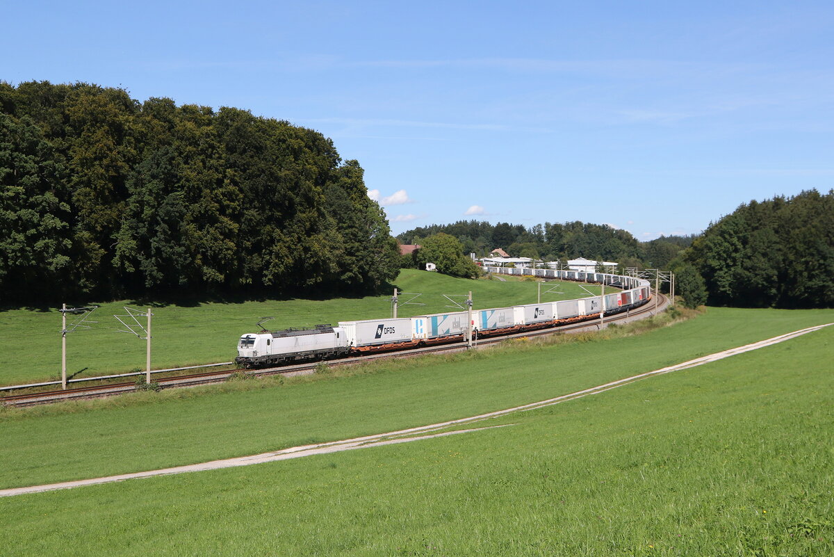 6193 815 mit einem  EKOL-KLV  aus Salzburg kommend am 3. September 2025 bei Axdorf im Chiemgau.