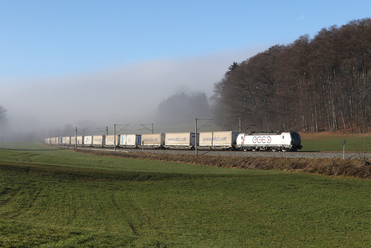 6193 890 von  ECCO-Rail  war mit einem  EKOL-KLV  am 13. Dezember 2025 bei Axdorf im Chiemgau in Richtung Salzburg unterwegs.