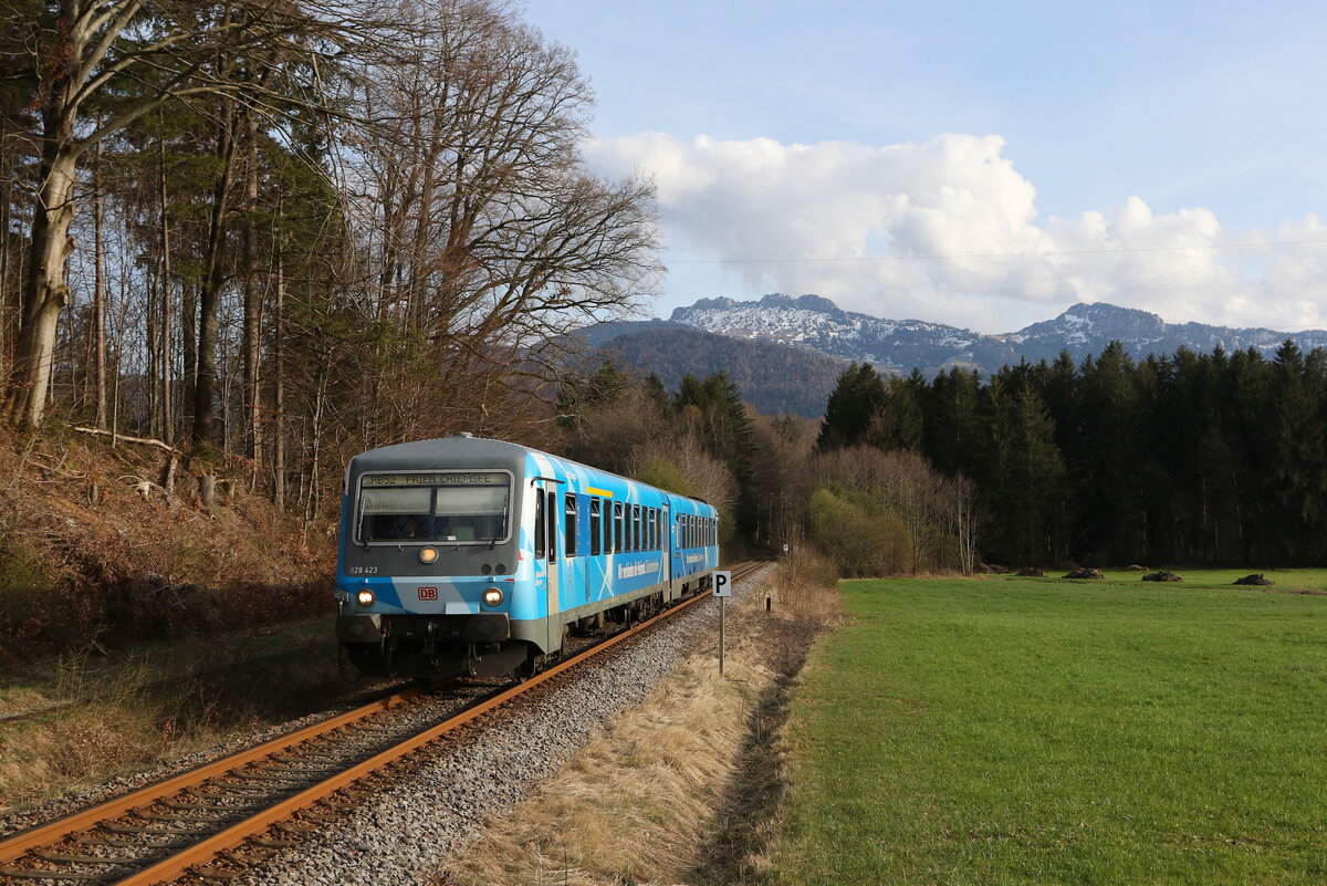 628 423 mit der Kampenwand im Hintergrund am 19. M�rz 2024 bei Umrathshausen.