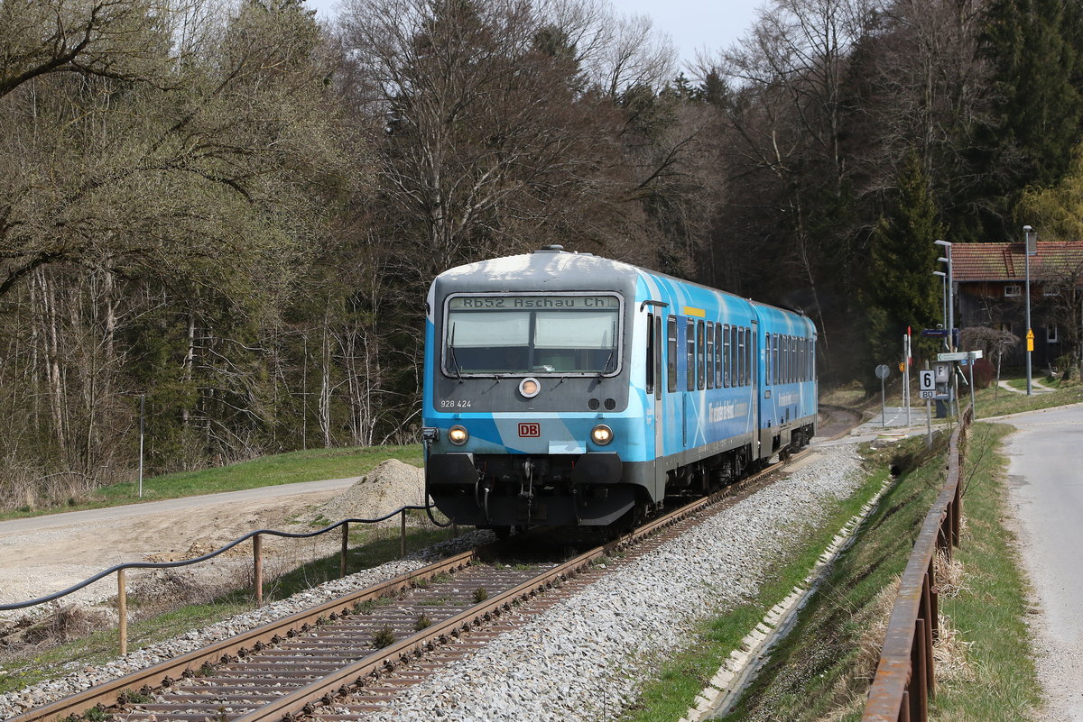 628 424 auf dem Weg nach Aschau am 5. April 2021 kurz nach dem Haltepunkt  Urschalling .