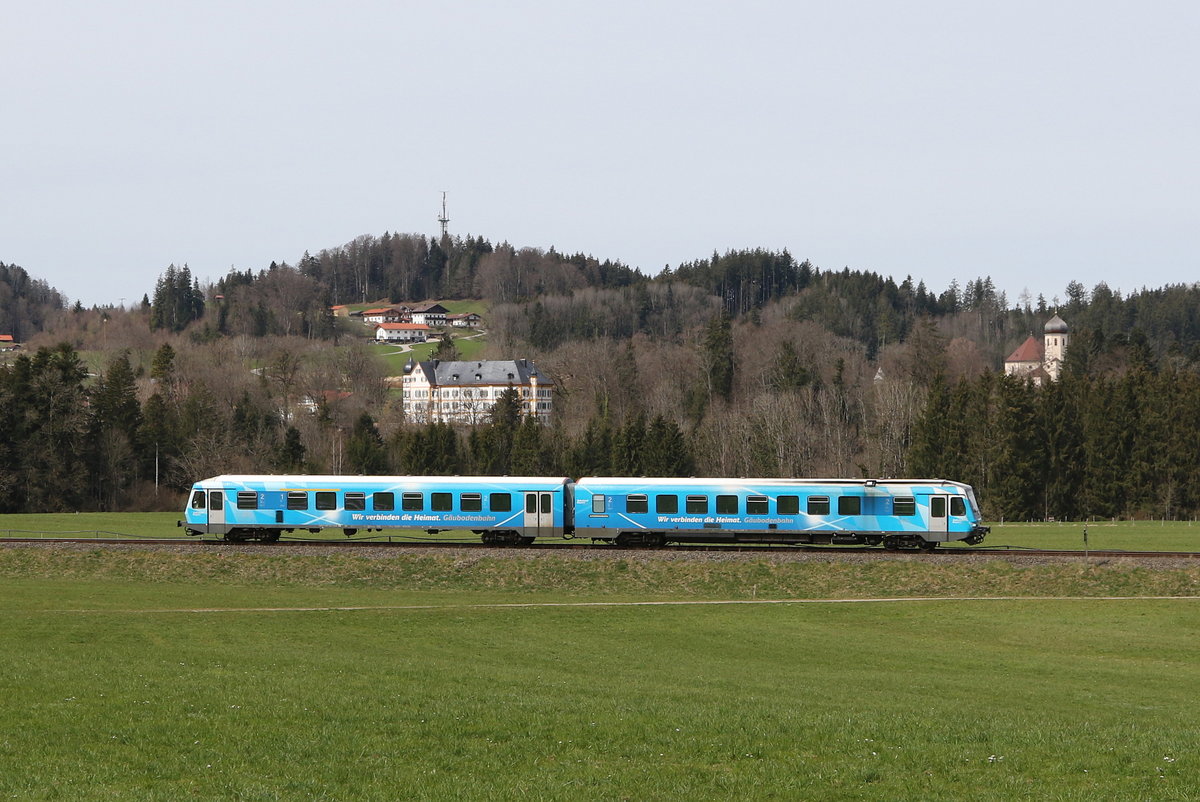 628 424 auf dem Weg nach Prien am Chiemsee bei Vachendorf mit  Schloss Wildenwart  im Hintergrund.