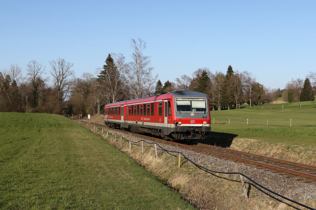 628 574 war am 8. April 2025 auf der  Chiemgaubahn  zwischen Prien am Chiemsee und Aschau im Chiemgau im Einsatz. Das Foto entstand kurz vor dem Haltepunkt  Vachendorf .