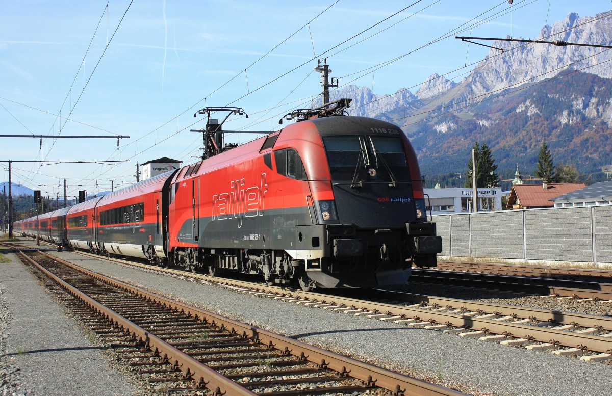 Aufgrund einer Streckensperrung zwischen Traunstein und Freilassing, wurden an diesem Wochenende verschiedene Railjet-Z�ge �ber die  Gisela-Bahn  umgeleitet. 1116 236 zog diese Garnitur soeben durch den Bahnhof von St. Johann/Tirol in Richtung Salzburg.