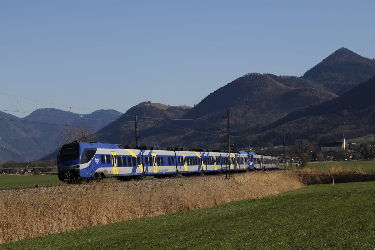 ET 308 aus Freilassing kommend am 27. M�rz 2017 bei Bernau am Chiemsee.