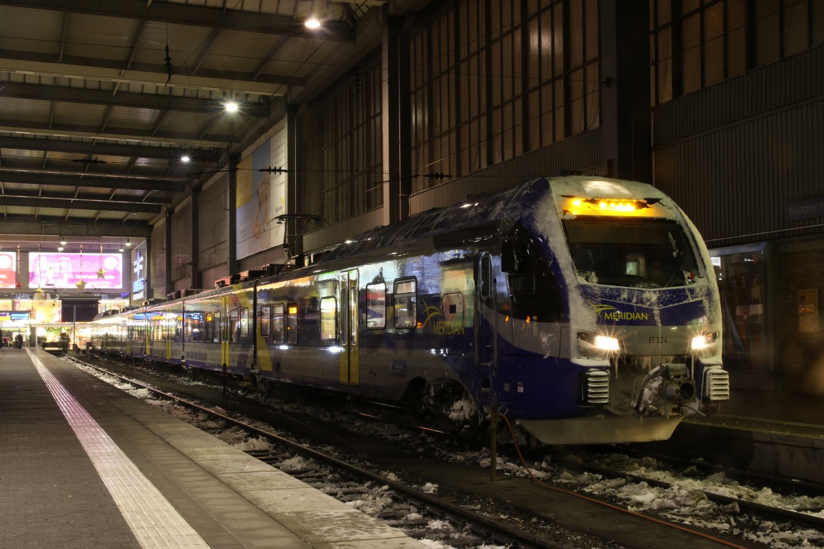 ET 324 leicht verschneit am 30. Dezember 2014 im M�nchner Hauptbahnhof.