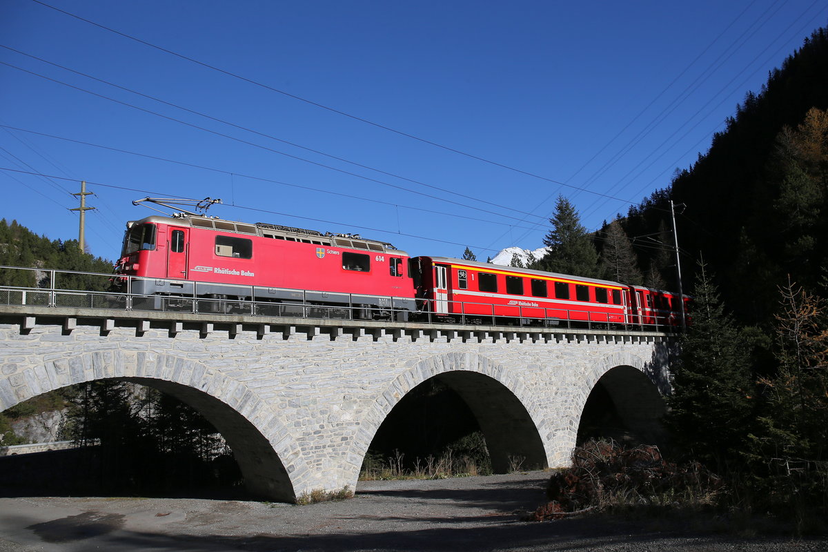 Ge 4/4 II 614  Schiers  am 31. Oktober 2017 auf dem Albulaviadukt I.