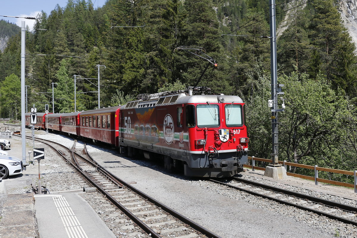 Ge 4/4 II 617  Ilanz  mit der Werbung  50 Jahre LGB  am 8. Juni 2019 in Wiesen.