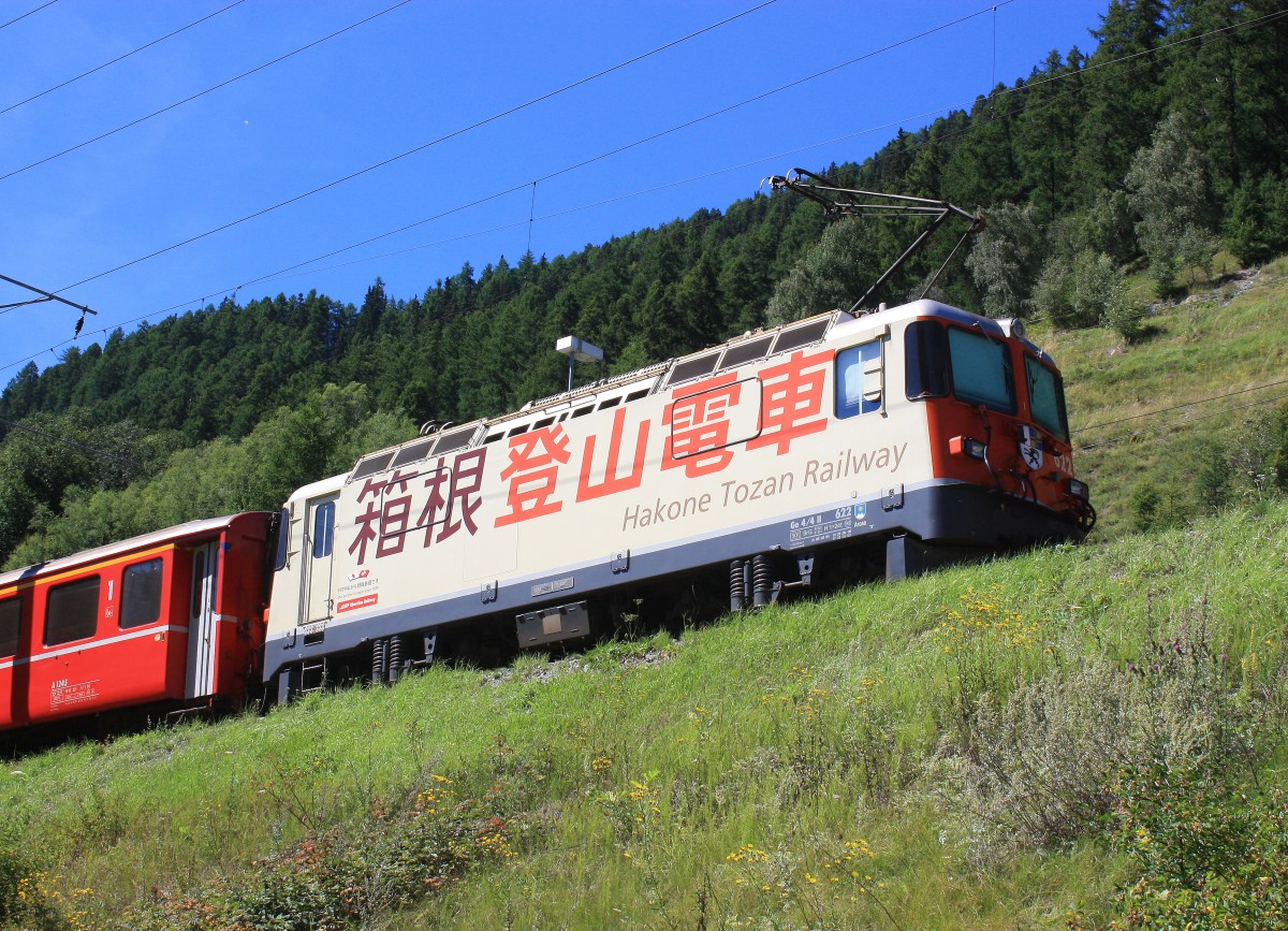 Ge 4/4 II - 622 wirbt für die  Hakone Tozan Railways . Aufgenommen am 17. August 2014 bei Lavin.