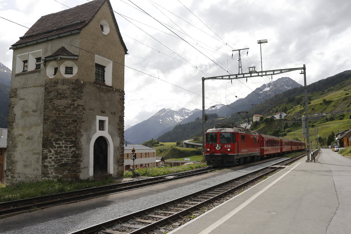 Ge 4/4 II 628 am 11. Juni 2018 im Bahnhof  Ardez . 
