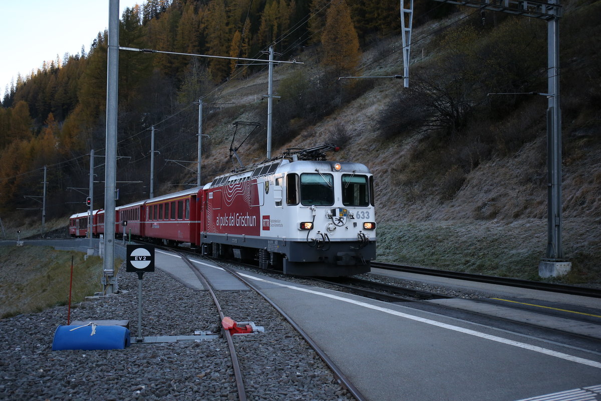 GE 4/4 II 633  Zuoz  ist derzeit mit Werbung f�r  Radiotelevisiun Svirza Rumantscha  unterwegs. Aufgenommen am 31. Oktober 2017 bei der Einfahrt in den Bahnhof von Berg�n.