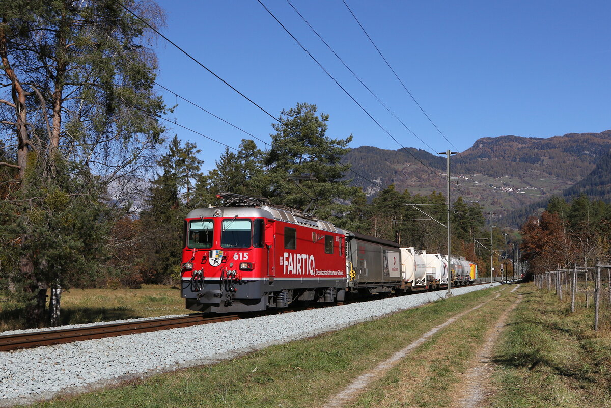 RhB Ge 4/4 II 615 war am 27. Oktober 2021 mit einem G�terzug bei Cazis in Richtung  Albula  unterwegs.