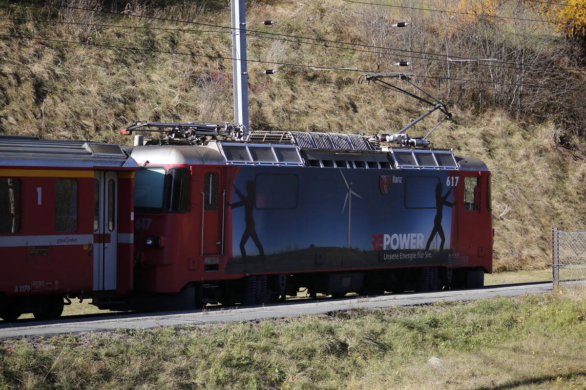 RhB Ge 4/4 II 617  Re-Power  am 31. Oktober 2017 im Bahnhof von  Susch .