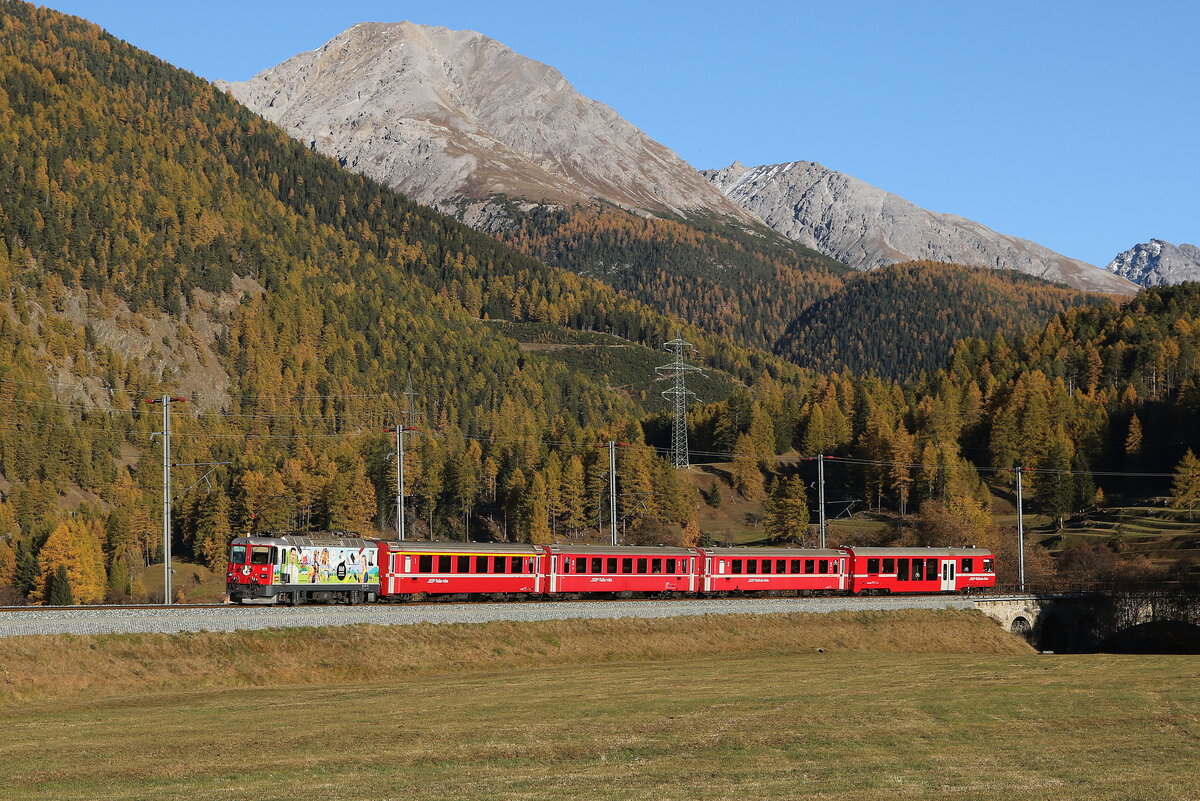 RhB Ge 4/4 II 617  Log in  war am 24. Oktober 2021 bei Zernez auf dem Weg nach Scuol.