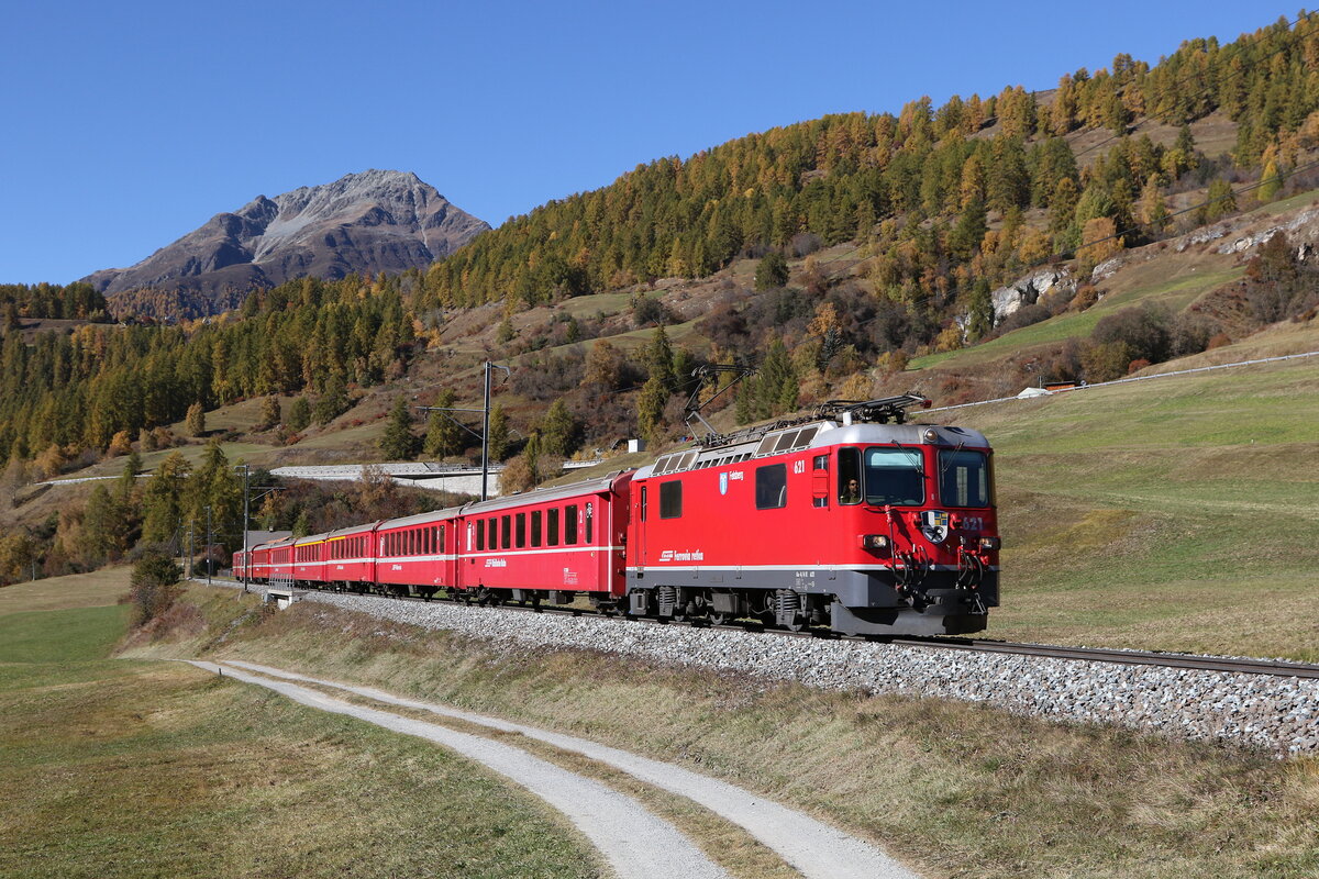 RhB Ge 4/4 II 621 am 24. Oktober 2021 bei Ardez im Engadin.