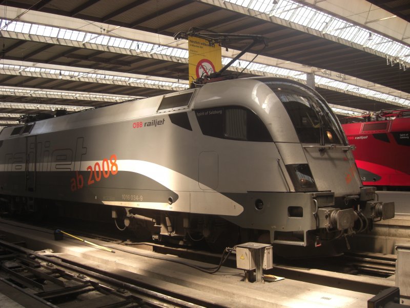 1016 034-9  Spirit of Salzburg  im M�nchner Hauptbahnhof am 31. Mai 2009.