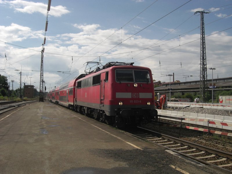 111 023-8 bei der Einfahrt in den Rosenheimer Bahnhof am
26. Juni 2009.