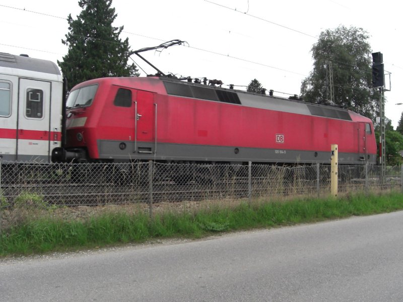 120 104-5 am 10. Juli 2008 im Bahnhof von Prien am Chiemsee.