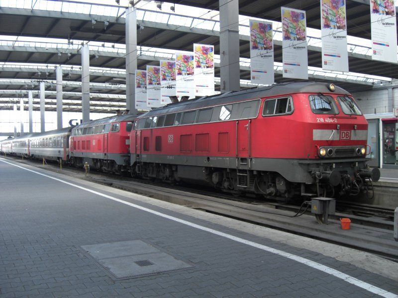 218 404-2 mit Anhang am 31. Mai 2008 im M�nchner Hauptbahnhof.